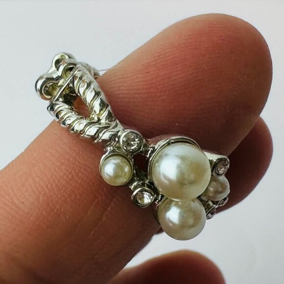 Paparazzi Silver Pearl Cluster Ring – Adjustable Stretch Band - Picture 4 of 5